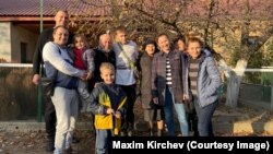 Maksim Kirčev (Maxim Kirchev) sa detetom u naručju, zajedno sa porodicom u selu Karakurt, Ukrajina. Porodica Kirčev je albanskog porekla. Foto: Maksim Kirčev (ustupljena fotografija)