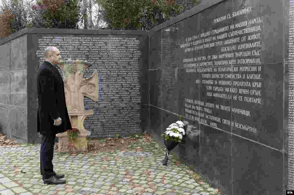 БУГАРИЈА - Бугарскиот претседател Румен Радев смета дека посетата на премиерот Кирил Петков на Република Северна Македонија била избрзана и може погрешно да се протолкува. Секоја избрзана акција на бугарската влада, секој позитивен прелиминарен сигнал може погрешно да се протолкува како некакви отстапки од бугарска страна, изјави Радев.