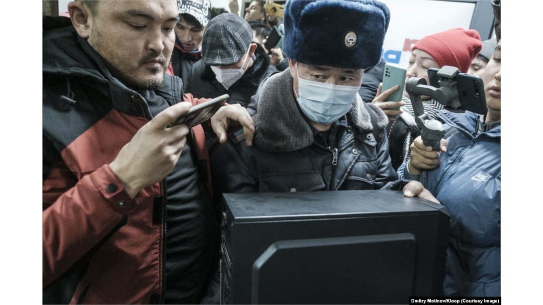 Қысқа юбкадағы аққұба бейне