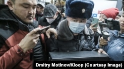 Милиционер забирает компьютер из офиса Temirov LIVE. Фото: Дмитрий Мотинов / «Клооп»