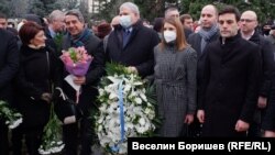  Председателят на Народното събрание Никола Минчев дружно с президента Росен Плевнелиев (2012-2017), ръководителя на Съюз на демократичните сили Румен Христов и председателката на ПГ на ГЕРБ Десислава Атанасова 