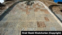 Հայերեն գրությունները և փորագրված պատկերները Դադիվանքի պատին
