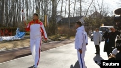 Košarkaš Jao Ming (lijevo) je među nosiocima baklje, Peking, 2. februar 2022.