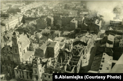 3 ліпеня 1944 году. Пажар пасьля начнога бамбаваньня на вуліцах Рэвалюцыйнай і Камсамольскай і спалены раней у чэрвені езуіцкі калегіюм зь вежай.