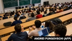 Împotriva profesorului Marian Petcu, de la Jurnalism, 56 de studenți au reclamat într-o scrisoare deschisă comportamentul său abuziv și că i-a făcut „proști” (imagine generică).