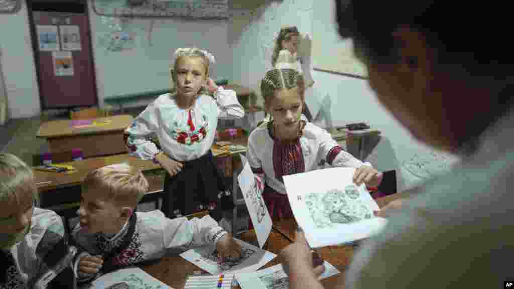 A mintegy kétezer lakosú település földalatti iskolájába alig több mint 100 tanuló jár, egy osztályban körülbelül 10 gyerek tanul