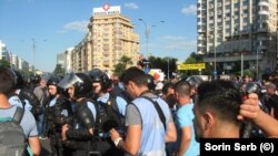 Protestatarii față în față cu jandarmii pe 10 august 