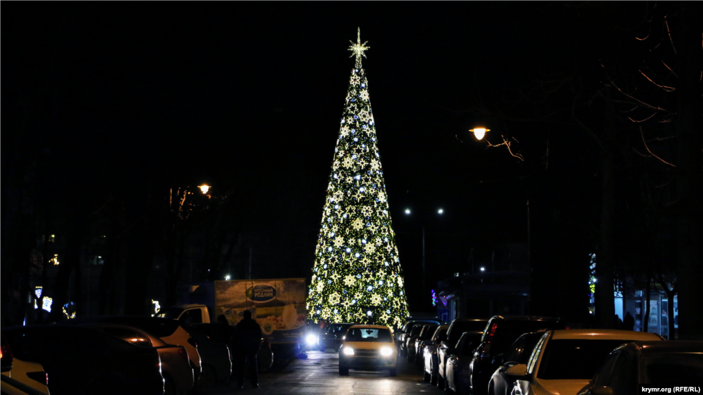 Вид на главную елку со стороны улицы Горького