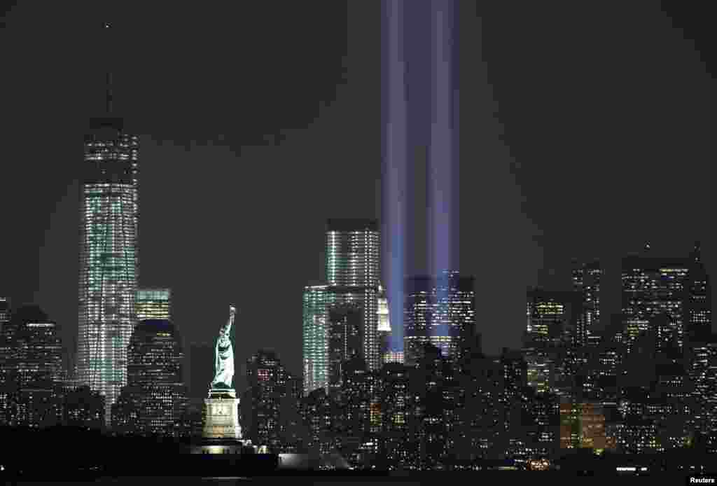 Tributul în lumină e aprins lîngă Statuia Libertății și One World Center la New York pentru a marca trecerea a 12 ani de la atacurile teroriste din 11 septembrie 2001.