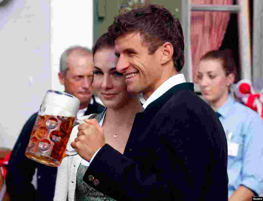 Thomas Mueller xanımıyla birlikdə