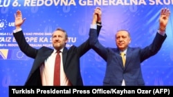 Turski predsjednik Redžep Tajip Erdogan (D) i predsjedavajući Predsjedništva BiH Bakir Izetbegović na skupu Unije evropskih-turskih demokrata u Sarajevu, 20. maj 2018. 