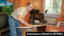 Владимир Шашенко сделал стол из табуретки, чтобы было удобнее кормить прикованную к постели жену.