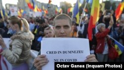 Participanții la protestul de sâmbătă au strigat sloganuri precum „Jos Guvernul!", „Nu cedăm!", „Unitate!" şi au pancarte cu diferite mesaje, printre care: „Copiii noştri nu sunt cobaii voştri!".