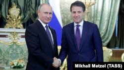 Russian President Vladimir Putin (left) meets with Italian Prime Minister Giuseppe Conte in Moscow on October 24.