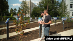 Український військовий Євген «Хамзат» Кравчук та кореспондент Радіо Свобода Олег Галів. Київ, серпень 2025 року