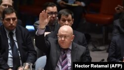 Представитель России в ООН Василий Небензя голосует против американского проекта резолюции по Сирии. Нью-Йорк, 10 апреля 2018 года.
