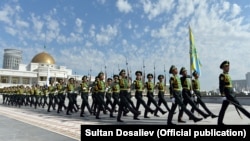 Türkmenistanyň harby paradlarynda täze ýaraglar bilen ýaraglanan esgerler görkezildi.