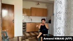 Dragica Gashiq flet në telefon nga banesa e saj në qytetin e Gjakovës, më 28 korrik 2021. 
