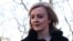 Secretarul de externe britanic, Lis Truss în timpul unui interviu în Westminster