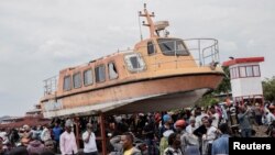 Građani se okupljaju u luci, dok spasilačke misije nakon brodoloma na jezeru Kivu na istoku Konga, 3. oktobar 2024.