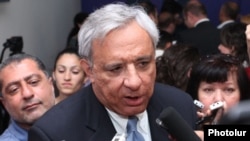 Armenia - Former Foreign Minister Vartan Oskanian speaks to journalists in Yerevan, 30May2012.