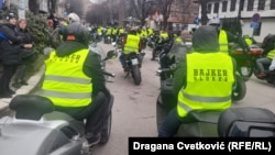 Motociklisti na protestu u Nišu za zaštitnim svetloodbojnim prslucima na kojima piše "Bajker bloker", 1. mart 2025.