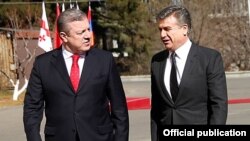 Georgia - Prime Minister Giorgi Kvirikashvili (L) greets his Armenian counterpart Karen Karapetian in Tbilisi, 23Feb2017.