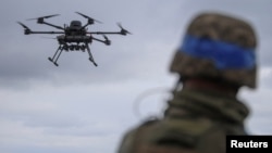 Soldat ucrainean și o dronă Vampire (imagine de arhivă). Ucraina se bazează pe sistemul american Starlink pentru multe din operațiunile sale împotriva agresiunii ruse.