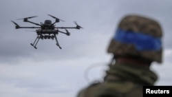 Український військовий запускає дрон на Донеччині, архівне фото