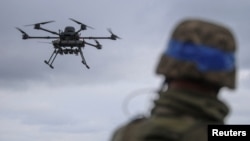 Ілюстраційне фото. Український військовий на тлі дрона Vampire поблизу лінії фронту, Донеччина, квітень 2025 року