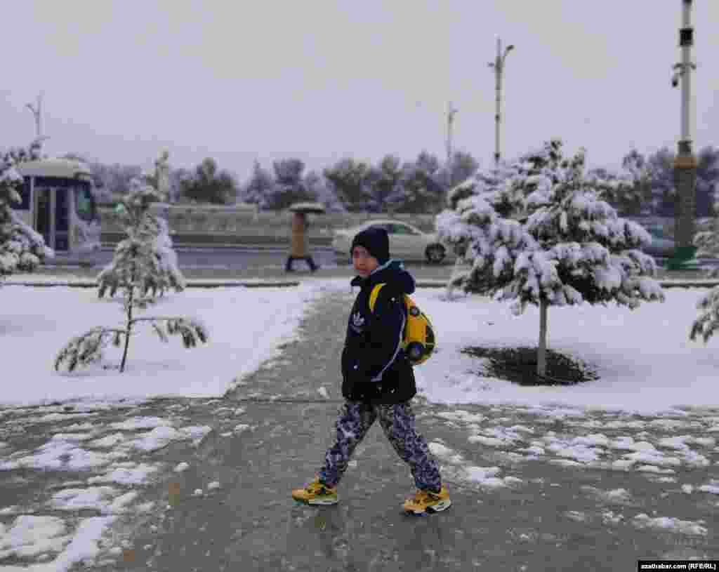 A boy walks in Ashgabat, Turkmenistan, on a snowy day in February.Photo by RFE/RL's Turkmen Service.