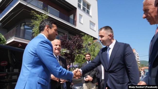 Keith Self nga radh&euml;t e republikan&euml;ve dhe Suhas Subramanyam nga radh&euml;t e demokrat&euml;ve u takuan me zyrtar&euml; t&euml; ndrysh&euml;m n&euml; Preshev&euml;.