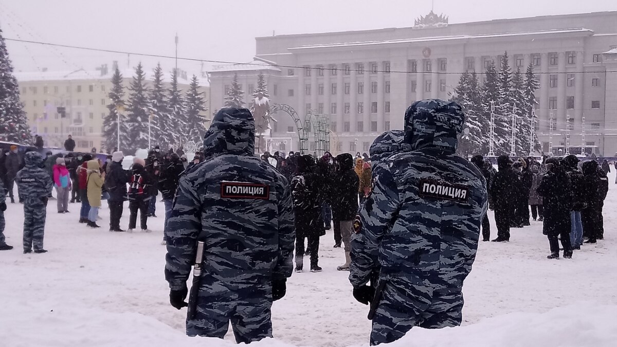 В Кирове полиция вручает активистам 