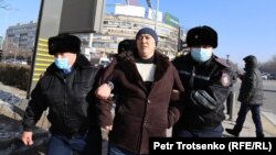 Полиция орталық алаңда наразыларды ұстап жатыр. Алматы, 10 қаңтар 2021