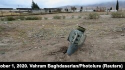 Илустрација - Остатоци од лансирана ракета падната во градот Иванјан во Нагорно-Карабах, 1 октомври 2020