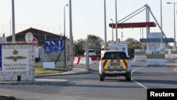 Intrarea în baza RAF Akrotiri, din Cipru, care a fost lovită peste noapte de o dronă fără pilot, provocând pagube limitate.