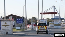 Служби реагування на британській військові базі в Акротірі, де влучив безпілотник, Кіпр, 2 березня 2026 року