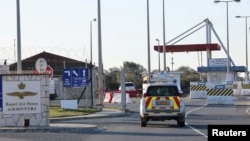 2-мартта дрон чабуулуна кабылган Кипрдеги Британиянын Акротири базасынын кире бериши.