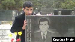 Rövşən Nəzərov dostunun məzarını ziyarət edərkən,
22 mart 2007 Foto: Media Forum
