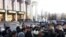 Proteste și &icirc;ngrijorare &icirc;n fața clădirii Parlamentului la Chișinău (Foto: Vasile Botnaru)