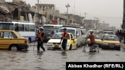 شارع في بغداد وقد غمرته مياه الامطار(من الارشيف)