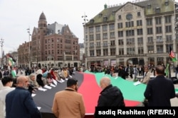 Afgani care au cooperat cui forțele olandeze demonstrează la Haga în martie 2026 pentru dreptul rudelor de a li se alătura în străinătate.