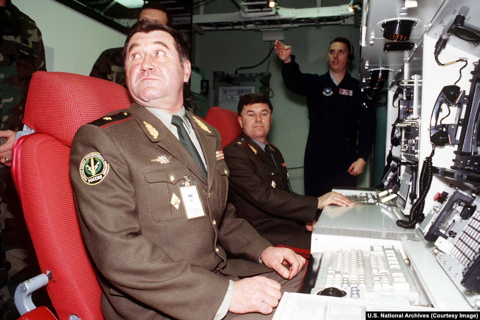Dy oficerë të lartë nga Forcat Strategjike Raketore të Rusisë, të ulur në karriget e një simulatori bërthamor amerikan, që përdorej për trajnime.