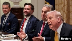 Președintele American Donald Trump în timpul întâlnirii de la Casa Albă cu premierul ungar, Viktor Orban. La întâlnire participă și vicepreședintele SUA JD Vance și șeful Pentangonului, Pete Hegseth.