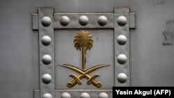 Эмблема на дверях саудовского консульства в Турции. 13 октября 2018 года.