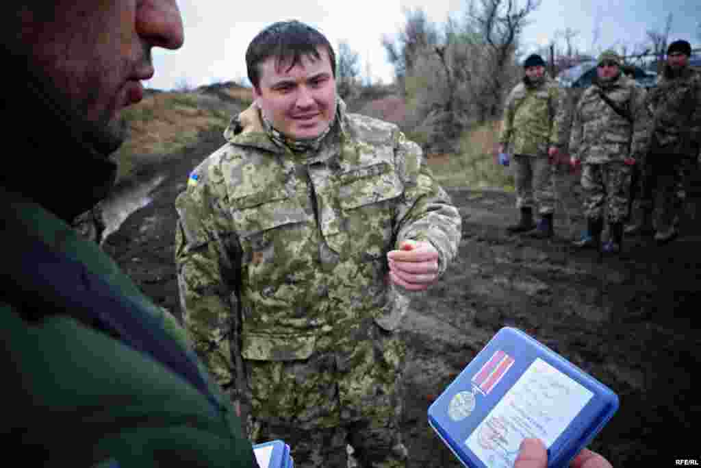 Военные получают награды от представителя министерства обороны Украины за мужество, героизм и преданность Родине.