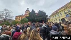 Bivši i sadašnji učenici Karlovačke gimnazije, uz podršku profesora, na Trgu Branka Radičevića u Sremskim Karlovcima, 6. decembar 2024.