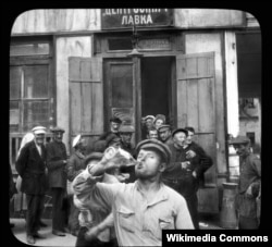 Лавка "Центроспирт" на Невском проспекте. Ленинград, 1931 год. Фото Брэнсона Деку