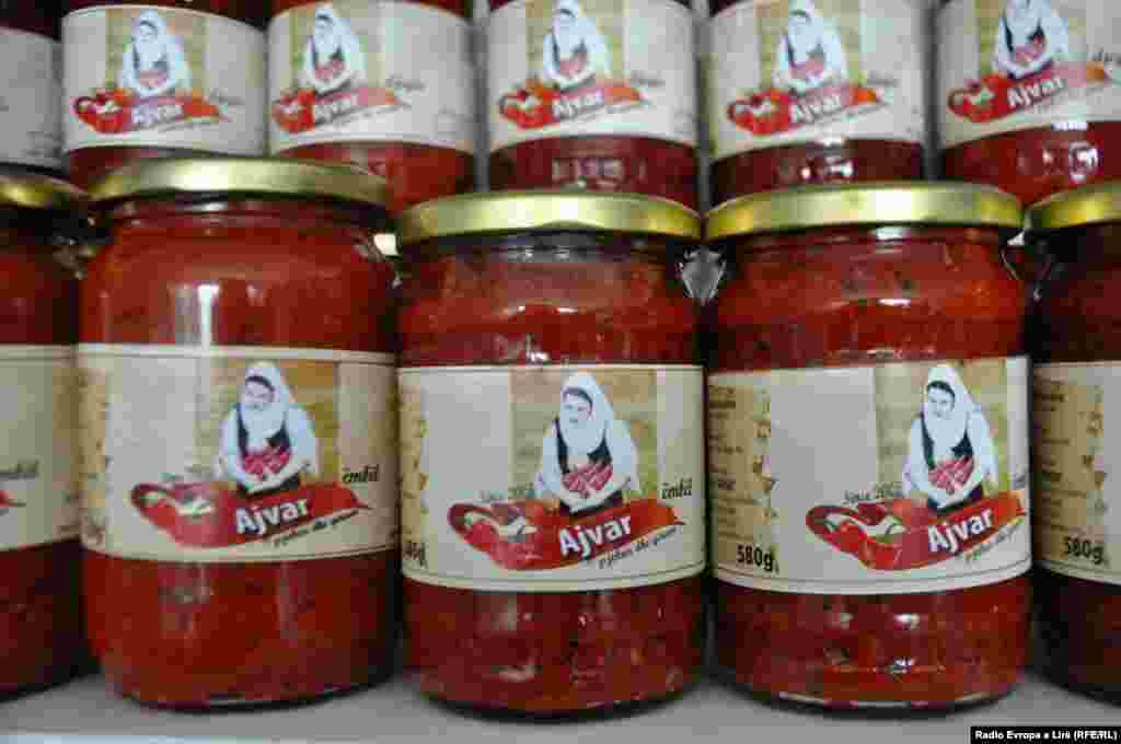 Produkti i ve&ccedil;ant&euml;, ajvar, i cili p&euml;rgatitet me speca t&euml; kuq.