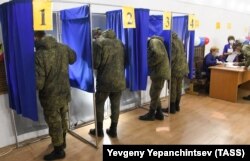 Soldați la vot în orașul Peschanka/ Volgograd